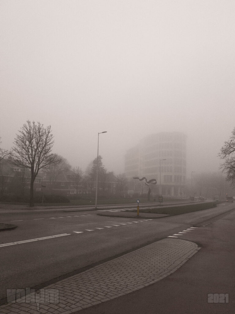 Misty Amsterdam (zuid). Crossing Apollolaan, Bernard Zweerskade and Muzenplein. Only traffic in the far background.