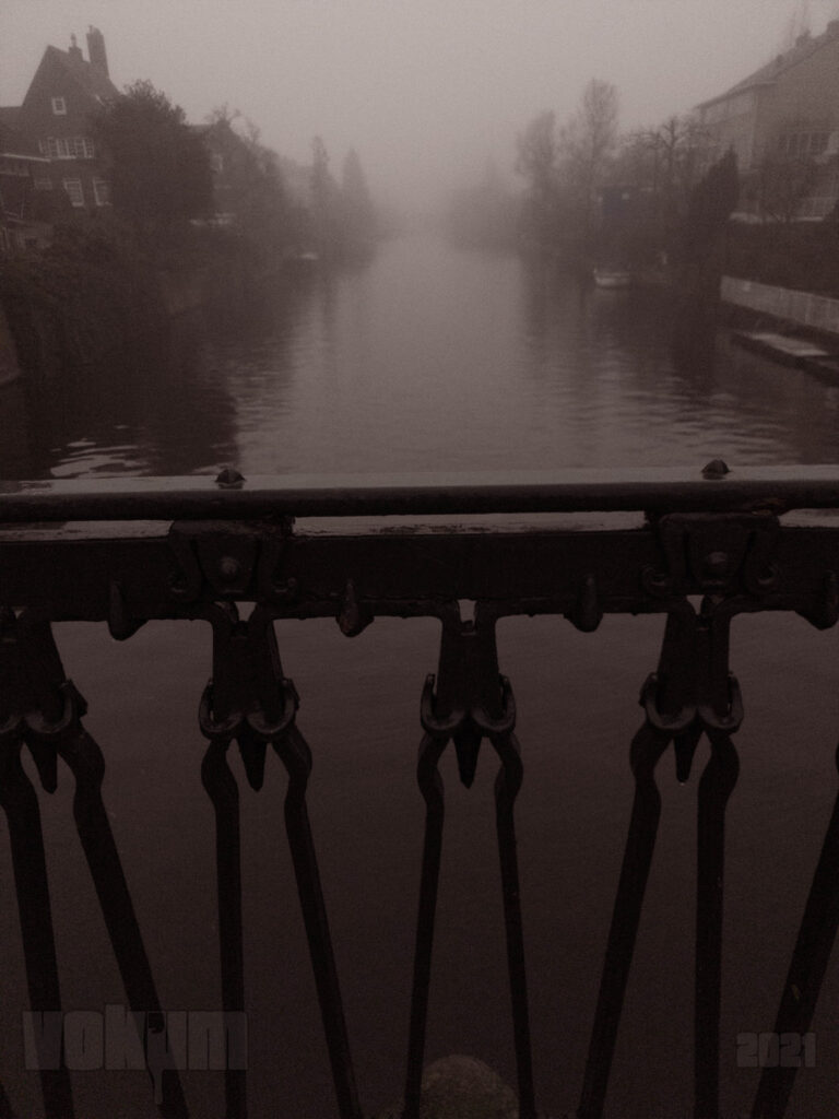 Misty Amsterdam (zuid). Boerenwetering and a piece of the Kindertjesbrug.