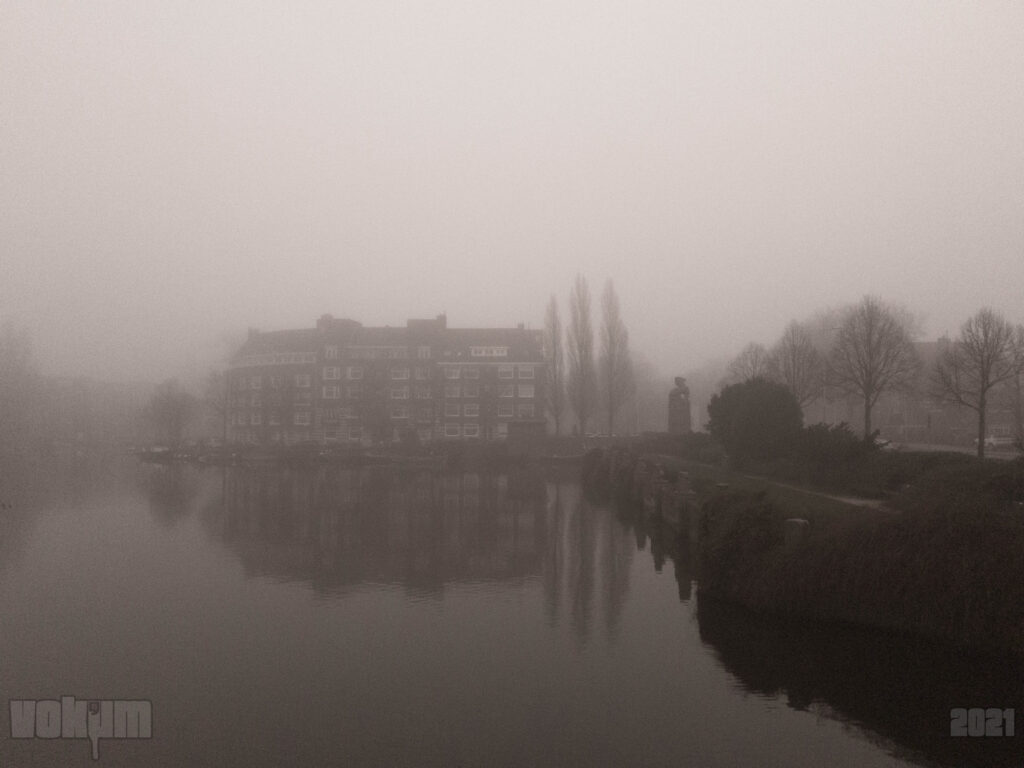 Misty Amsterdam (zuid). View over De Kom to the Amstelkade. Kindertjesbrugplantsoen on the right.